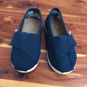 Baby/toddler Tiny Toms shoes.